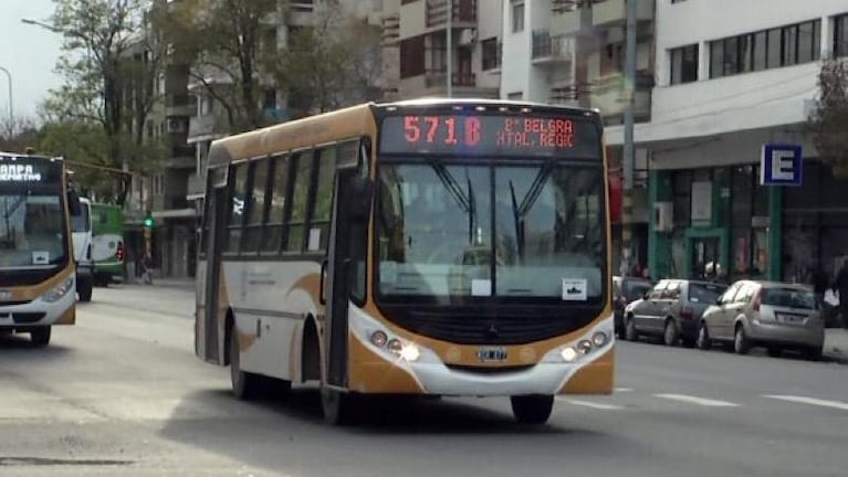 Atacaron a una mujer en un colectivo por usar un barbijo en apoyo al aborto legal 