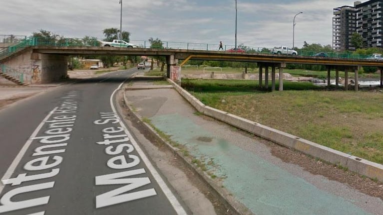 Atacaron con piedras a un auto pasando el puente Zípoli