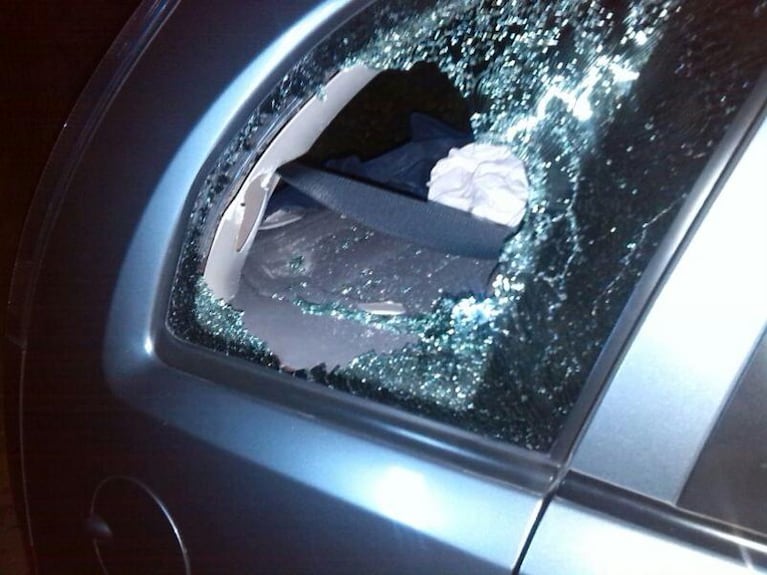 Atacaron con piedras a un auto pasando el puente Zípoli