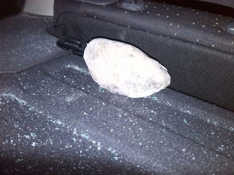 Atacaron con piedras a un auto pasando el puente Zípoli