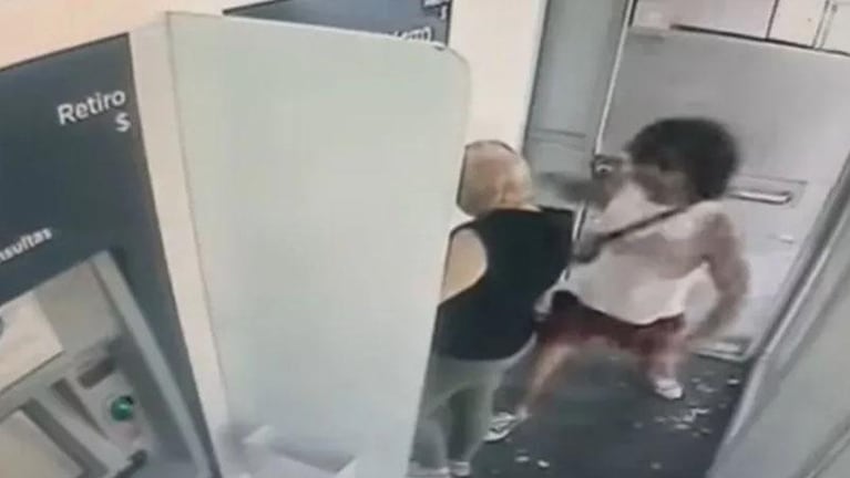 Atacó a trompadas a una jubilada para robarle en un cajero automático