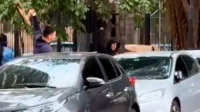 ataque auto mal estacionado