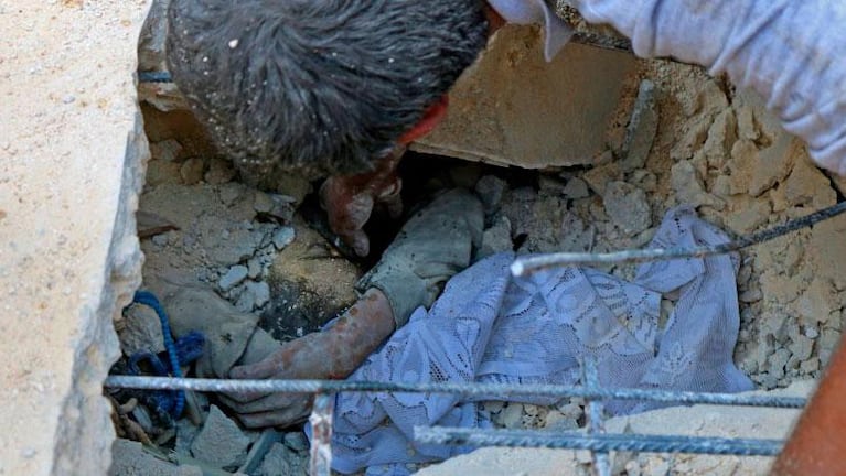 Ataque en Alepo: rescataron a un niño entre los escombros