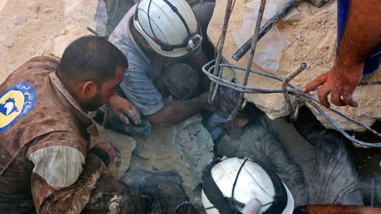 Ataque en Alepo: rescataron a un niño entre los escombros