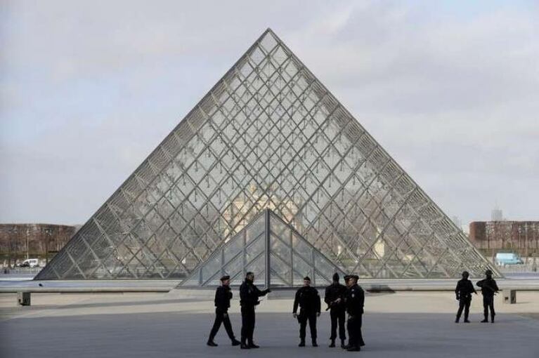 Ataque, tiros y pánico frente al Museo de Louvre