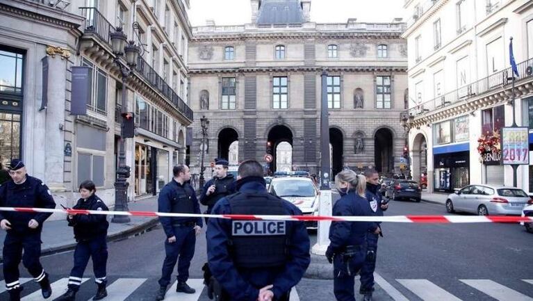 Ataque, tiros y pánico frente al Museo de Louvre