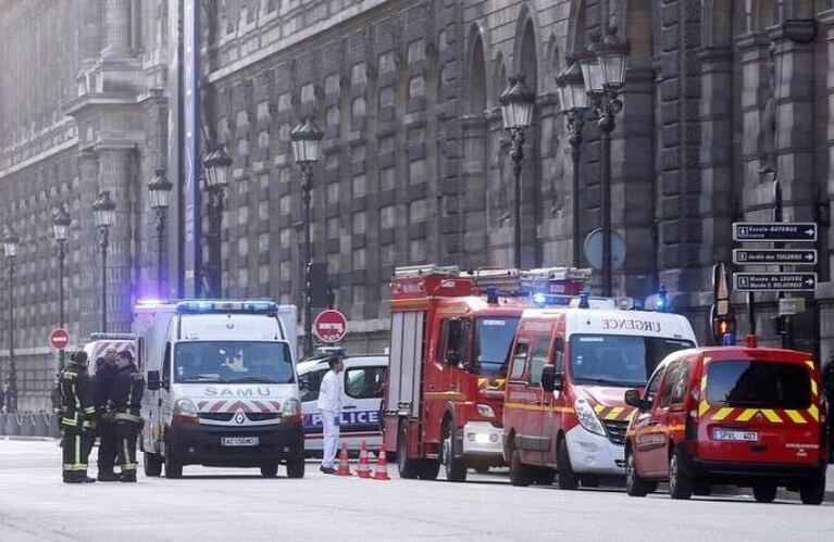 Ataque, tiros y pánico frente al Museo de Louvre