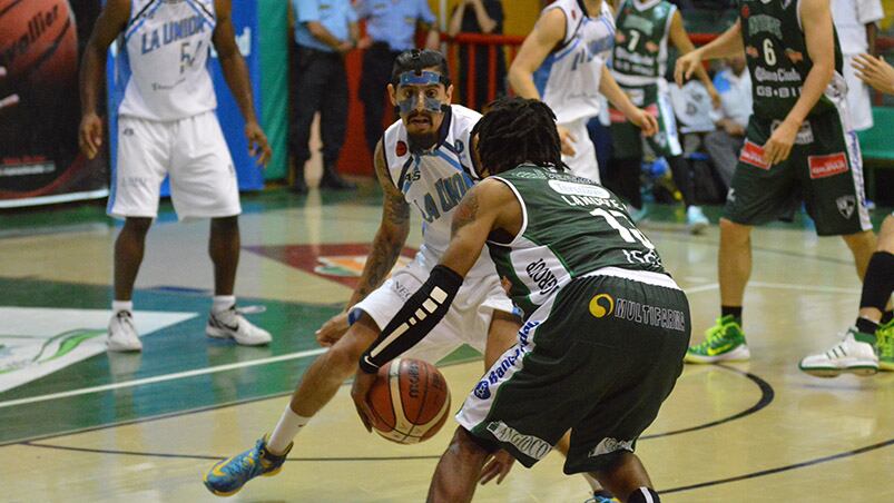 Atenas abrió la temporada con una victoria al límite en el Cerutti. Foto: Lucio Casalla / ElDoce.tv.