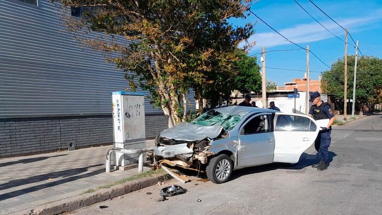 Atropelló a dos jóvenes en moto, huyó y causó otros choques