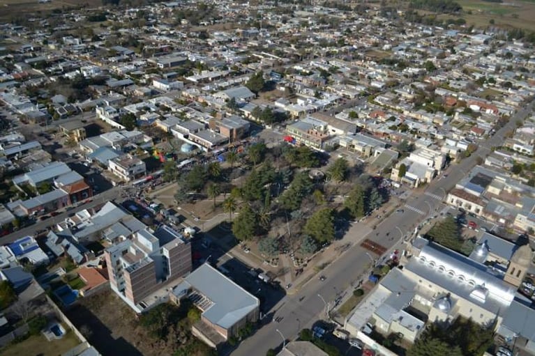 Atropelló, escapó y se estrelló contra un negocio en Sampacho