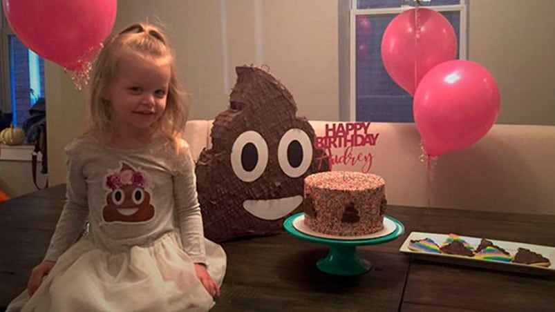 Audrey quiso decorar su fiesta con el emoji de la caca sonriente.