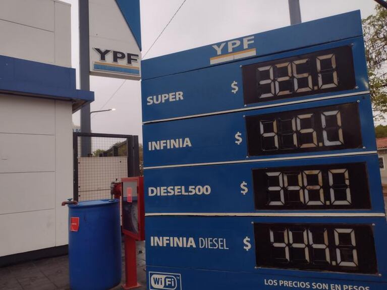 Aumentaron los precios del combustible, pero sigue la escasez en Córdoba