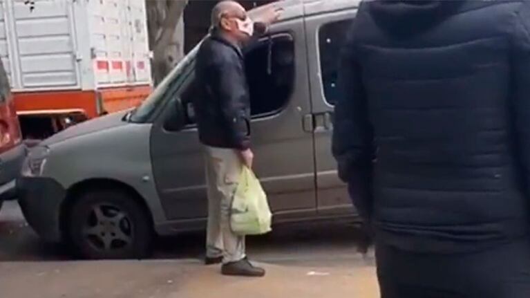 Aunque algunos presentes trataron de calmar la furia del hombre, otros lo instaron a que siguiera.