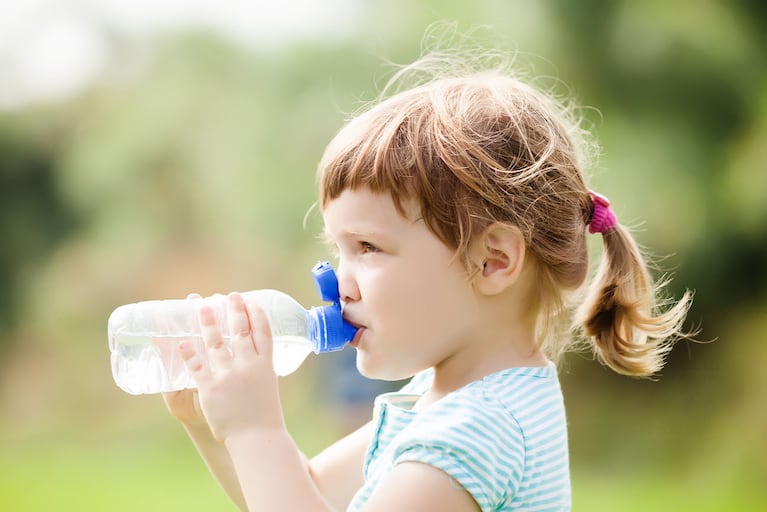 Aunque lo ideal es que los infantes tomen agua natural, también existen otras bebidas que cumplen la misma función. Freepik.
