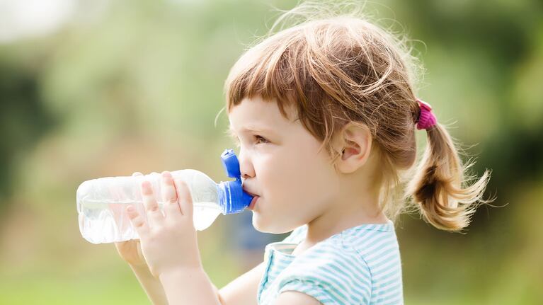 Aunque lo ideal es que los infantes tomen agua natural, también existen otras bebidas que cumplen la misma función. Freepik.