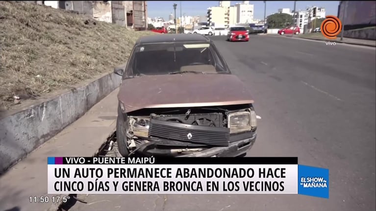 Auto abandonado en Puente Maipú genera bronca entre vecinos