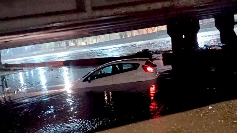 auto arrastrado agua costanera