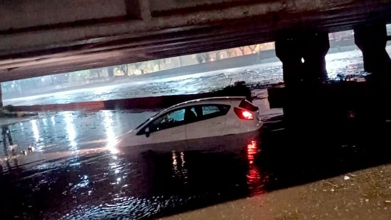 auto arrastrado agua costanera