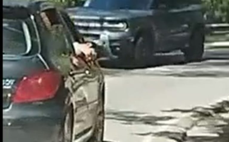 Auto con un copiloto descompuesto en Dique Los Molinos.