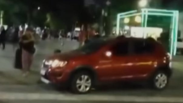 auto mal estacionado funcionaria municipal.