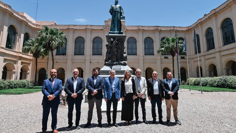 Autoridades e integrantes del Foro de Defensorías del Pueblo de la Región Centro junto al Secretario de Integración Regional y Relaciones Internacionales del Gobierno de la Provincia de Córdoba,Carlos Massei.