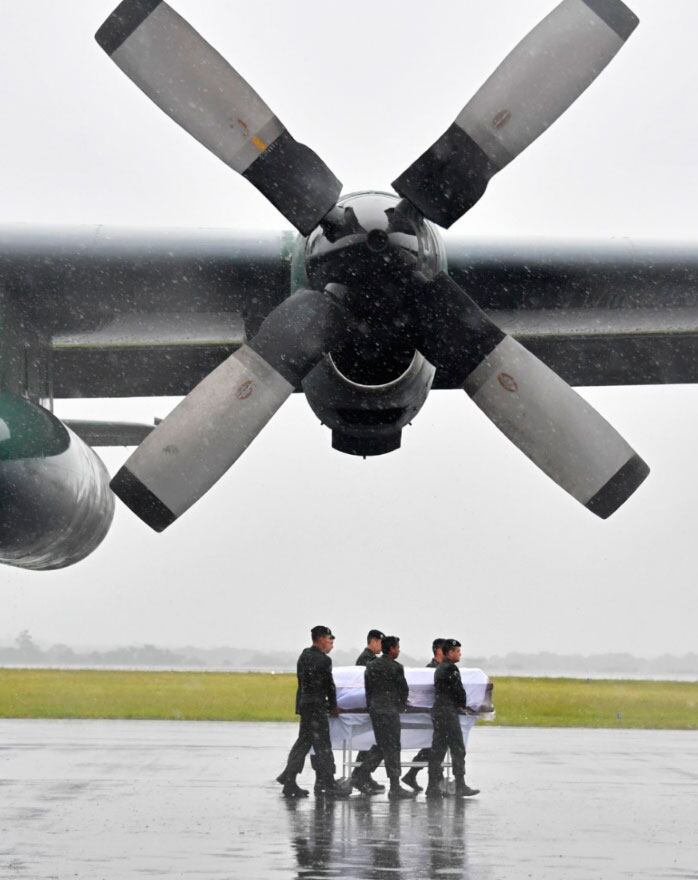 Autoridades y familiares recibieron a los cuerpos en Chapecó. Foto: AFP.