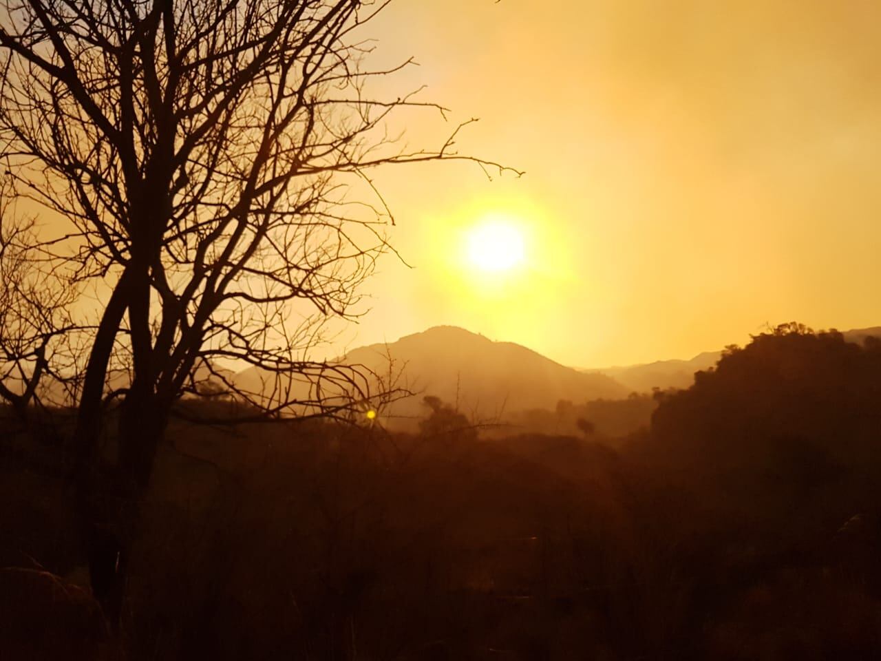 Autoridades y los bomberos esperan tener hoy un día más tranquilo.