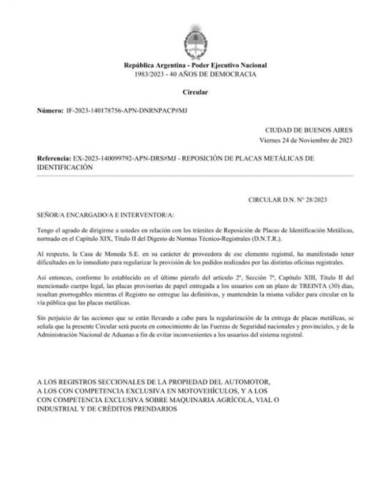 Autorizan a circular con patentes de papel por la falta de chapas metálicas