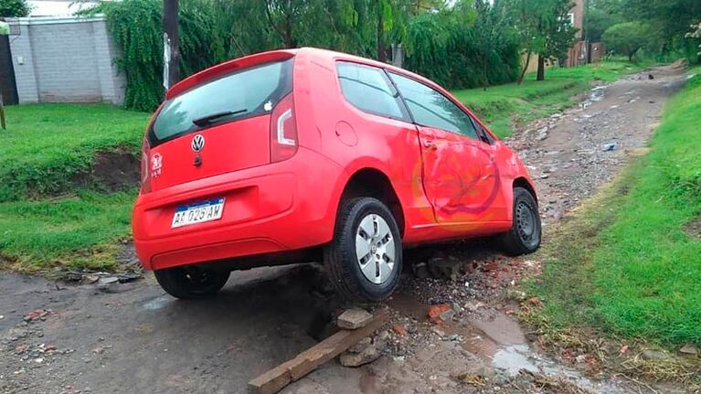 Autos atrapados, una constante cuando las calles se ven afectadas por el agua.