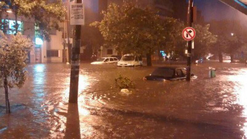 Autos llevados por el agua, parte de los problemas de la lluvia. 