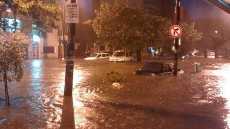 Autos llevados por el agua, parte de los problemas de la lluvia.