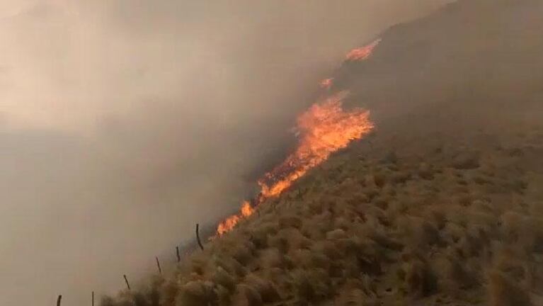 Avanza con intensidad el fuego en Capilla del Monte