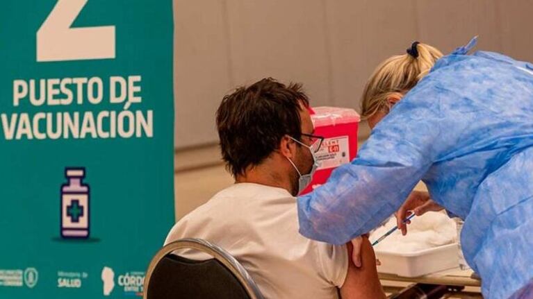 Avanza la campaña de vacunación en Argentina y se viralizan desinformaciones
