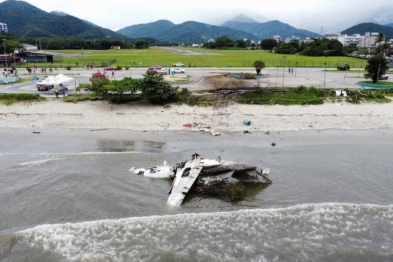 Avión que se estrelló en la playa de Brasil REUTERS/Roosevelt Cassio