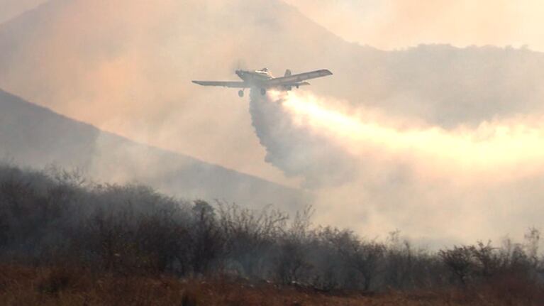 Aviones hidrantes ayudaron a frenar el avance del fuego.