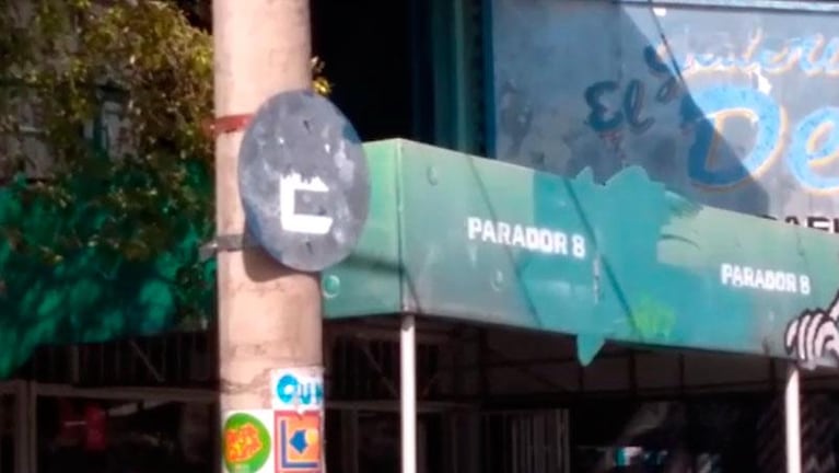 Avivada naranjita: sacó el cartel de estacionamiento controlado