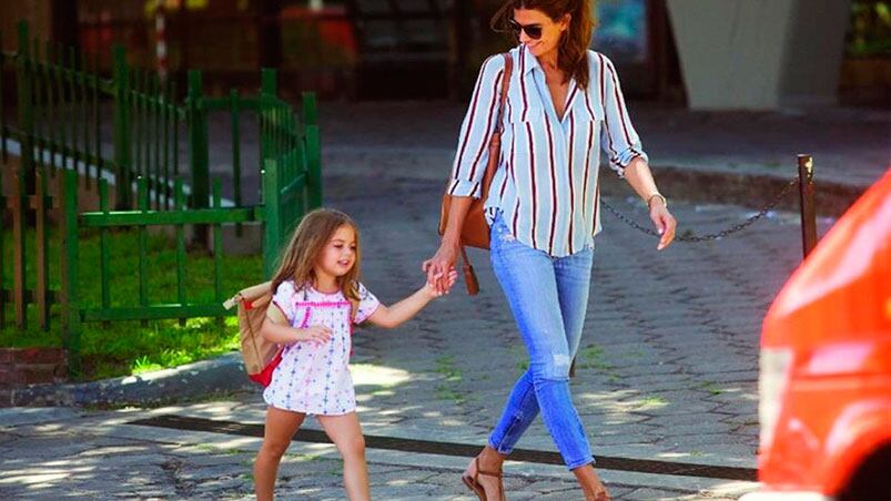 Awada llevando de la mano a Antonia en el inicio de clases. Foto: La Nación