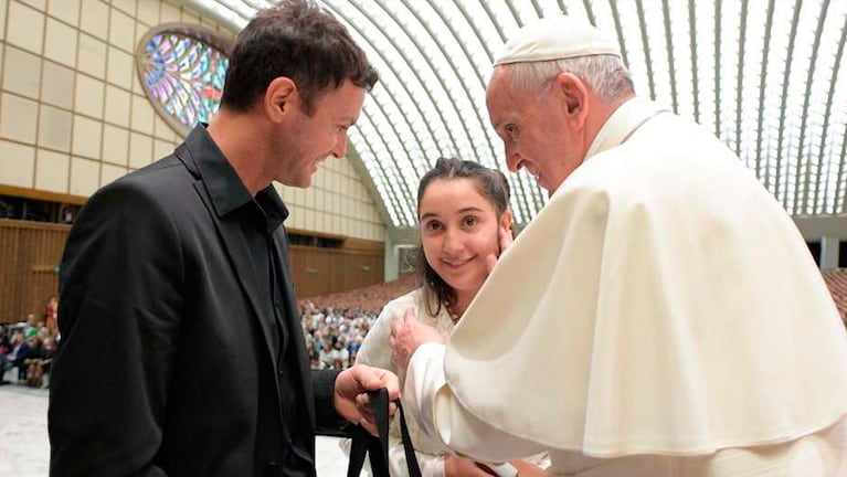 Axel junto a Brenda y el Papa Francisco.