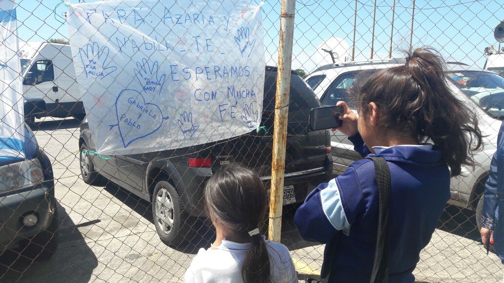 Azaria y Nabila esperan que su papá vuelva con ellas. Foto: Fredy Bustos.