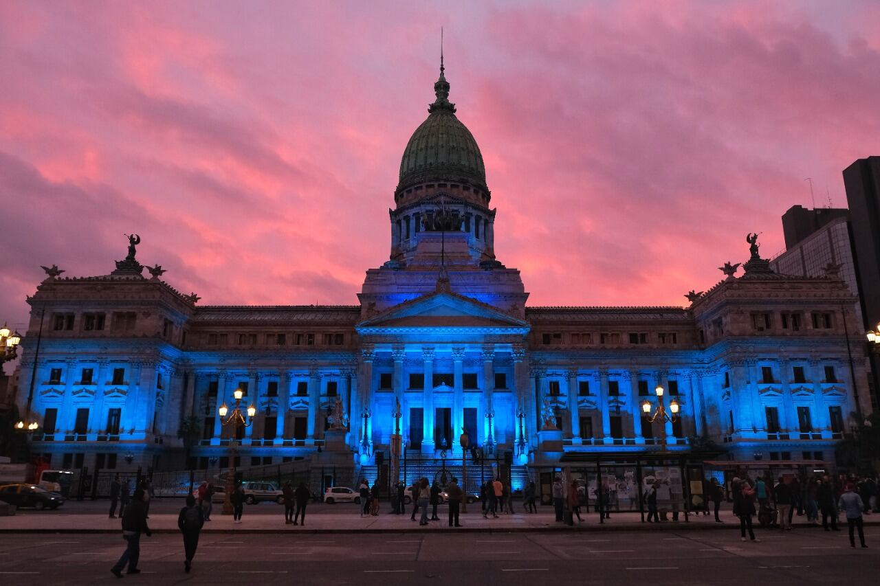 Azul es el color elegido por la Federación Mundial de Sordos para iluminar edificios emblemáticos y seguir concientizando a favor de la causa.