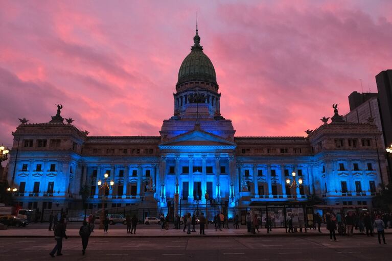 Azul es el color elegido por la Federación Mundial de Sordos para iluminar edificios emblemáticos y seguir concientizando a favor de la causa.