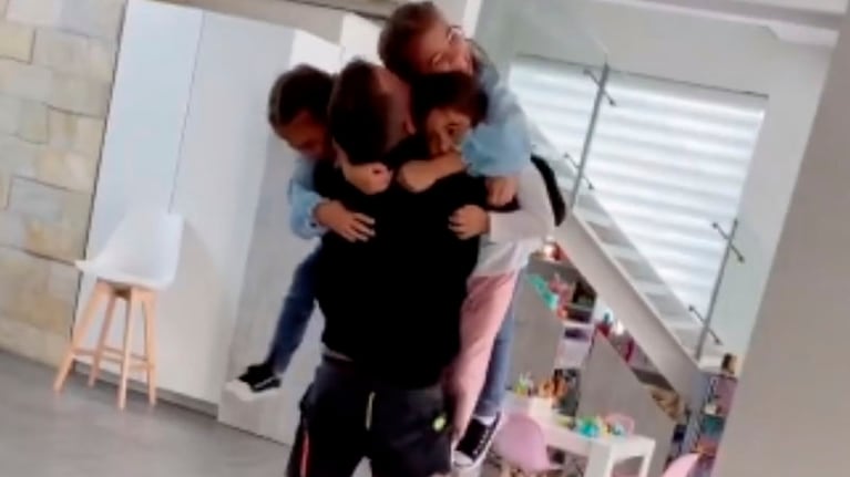 Baclini y las tres hermanas se fundieron en un abrazo interminable.