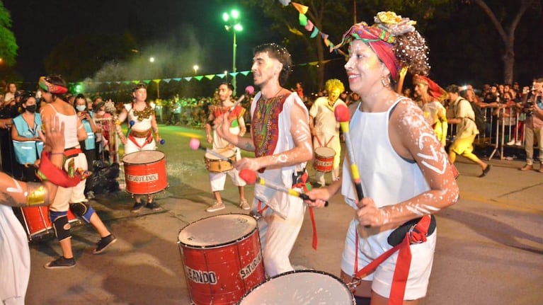 Baile y color en las comparsas de la ciudad.