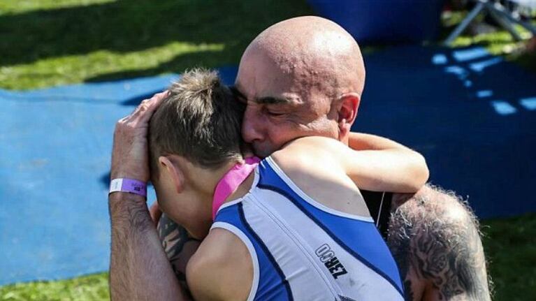 Bailey Matthews se da un abrazo interminable con su padre.