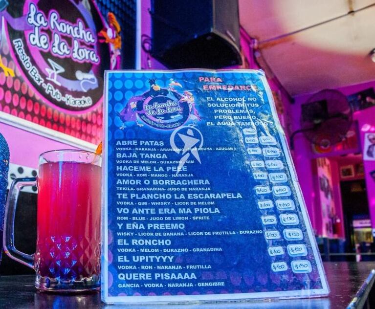 "Baja tanga" o "abre patas", los tragos sexistas de un bar en Salta