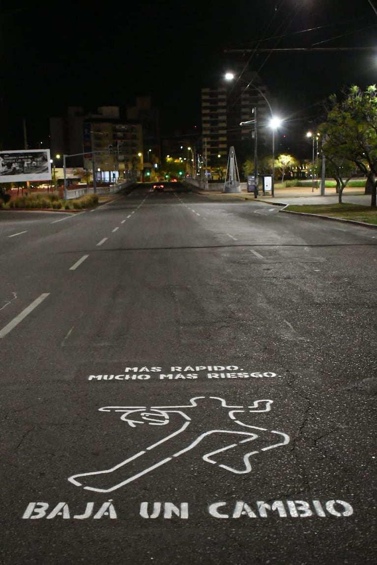 “Bajá un cambio”: Córdoba amaneció con calles pintadas que buscan prevenir accidentes viales