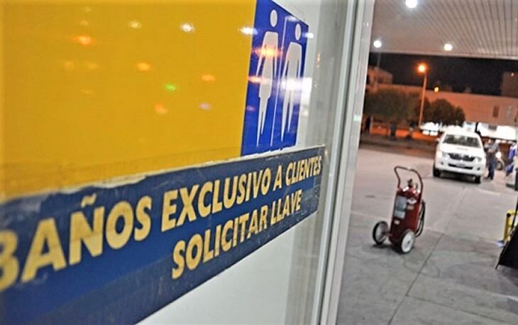 Bajó al baño de una estación de servicio y le robaron.