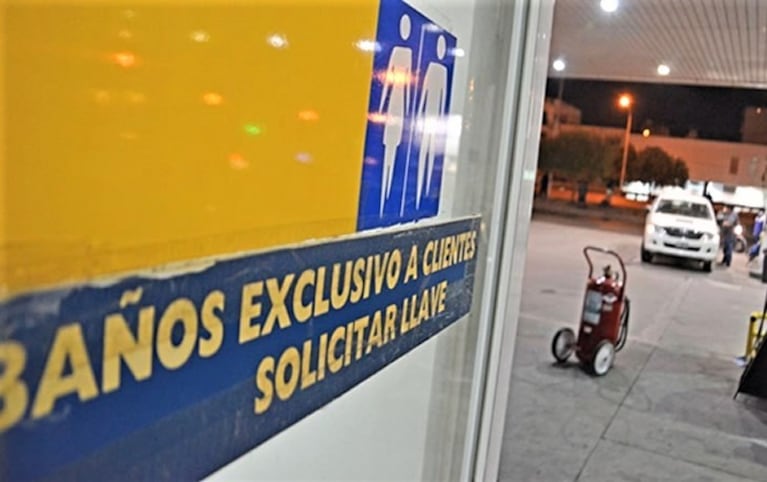Bajó al baño de una estación de servicio y le robaron.