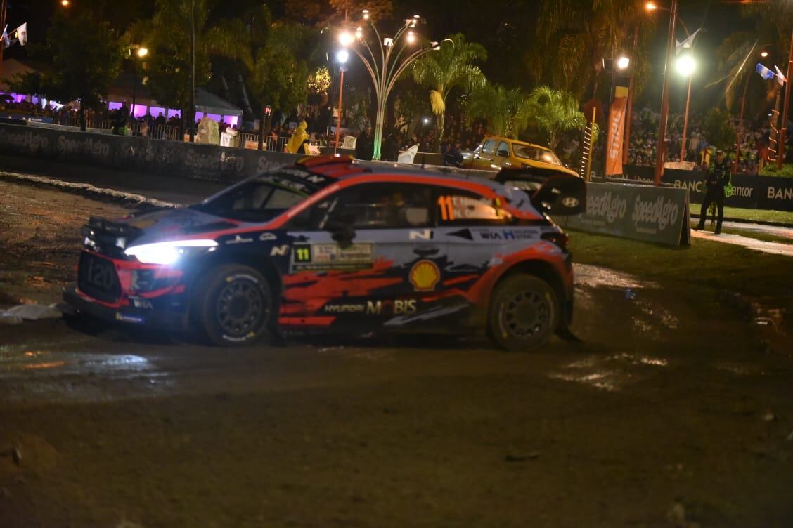 Bajo la lluvia, se corrió el primer tramo de esta competencia mundial en Carlos Paz. Foto: Lucio Casalla / ElDoce.tv