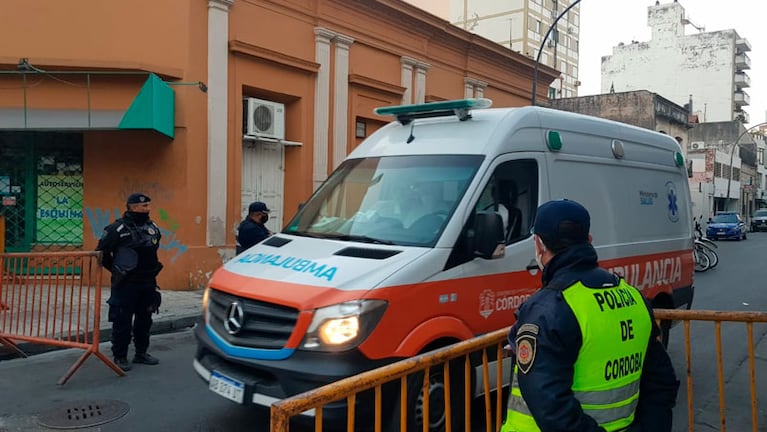 Bajo un estricto operativo sanitario, este viernes por la tarde comenzó el traslado de pacientes al Hospital San Roque. (Foto: Fredy Bustos)